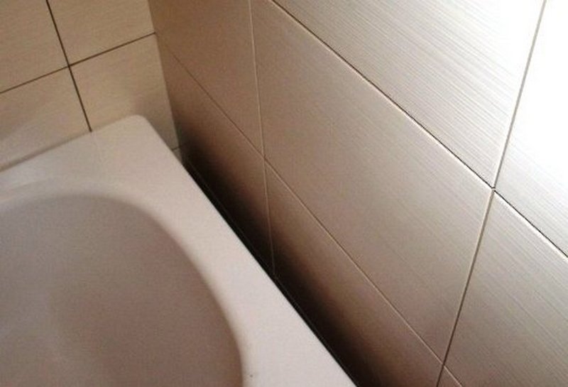 Что делать если течет труба в ванной или туалете: канализационная, видео-инструкция по монтажу своими руками, куда звонить, чем замазать, фото и цена