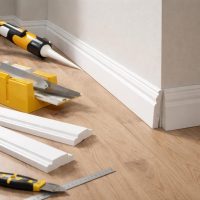 Плинтусы из полистирола: особенности, преимущества и практическое применение Плинтусы из полистирола особенности, преимущества и практическое применение